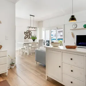  Apartment Getaway W/ Big Balcony By Lovelystay